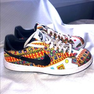 Unique, Colorful, Geometric shapes.
Love this look, but to small:(
Like New.